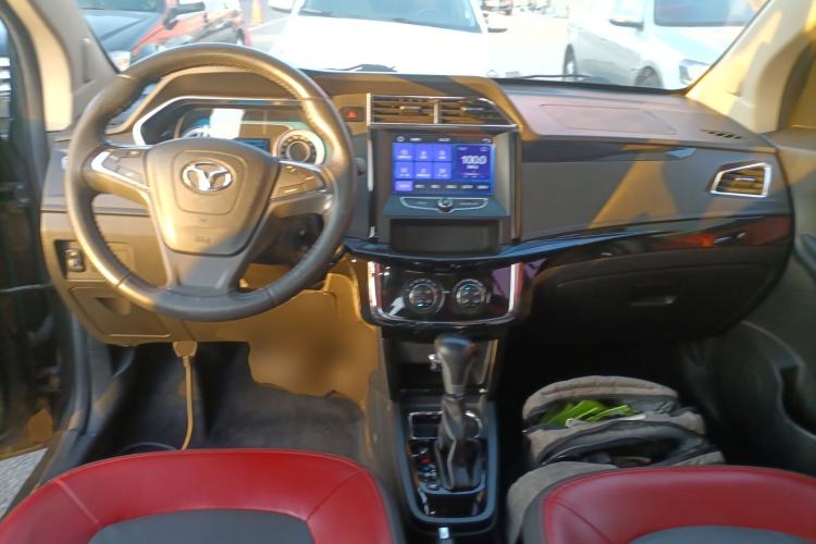 Used FAW Yingzhi G3 2016 G3S 1.5L CVT Luxury Navigation Edition Center Console