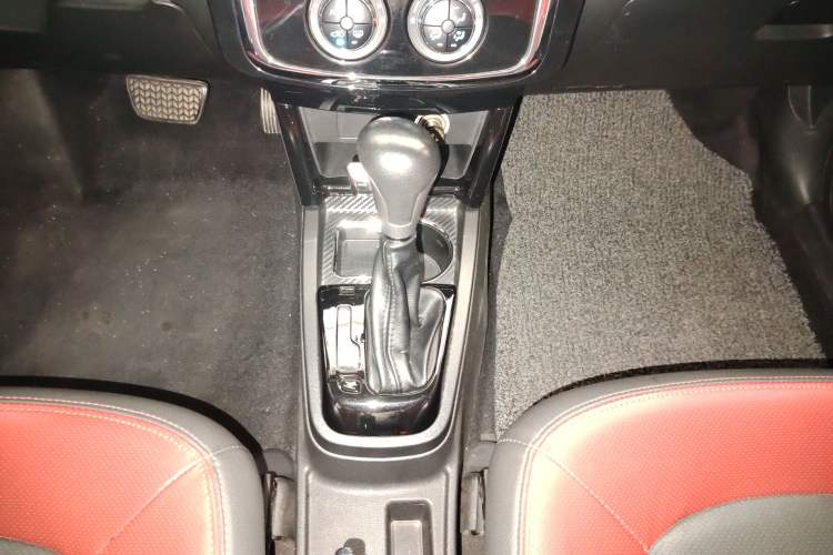 Used FAW Yingzhi G3 2016 G3S 1.5L CVT Luxury Navigation Edition Gear Lever
