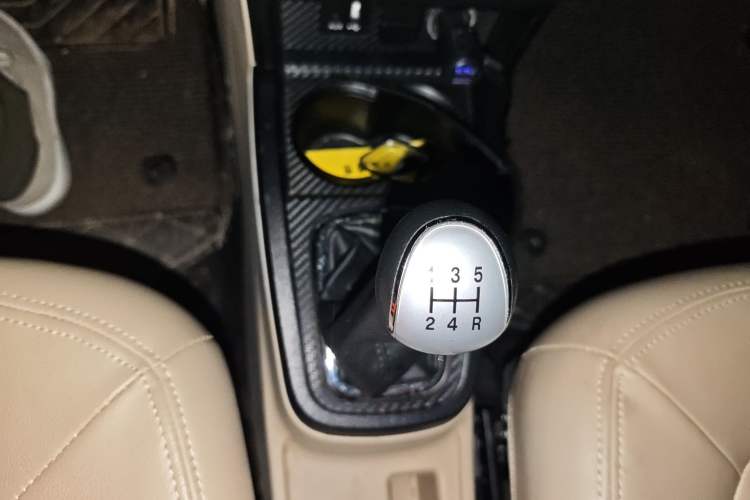Used FAW Yingzhi G3 2016 1.5L Manual Comfort Edition Gear Lever