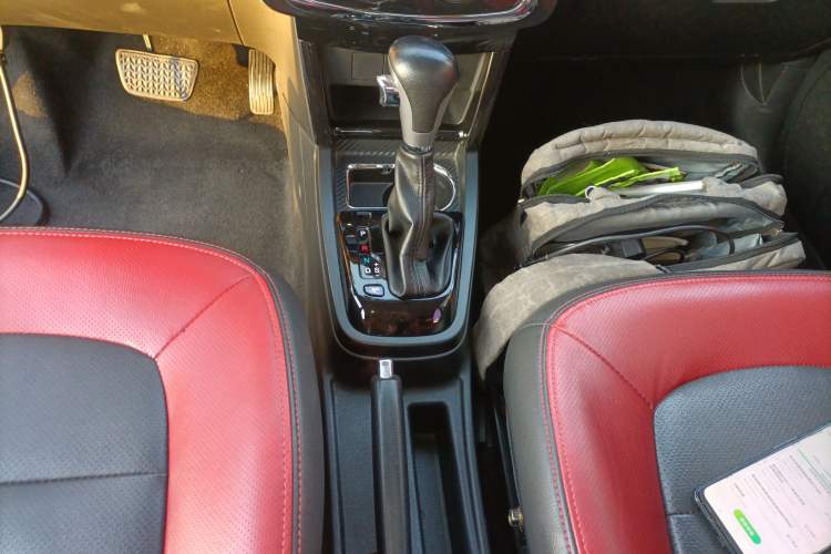Used FAW Yingzhi G3 2016 G3S 1.5L CVT Luxury Navigation Edition Gear Lever