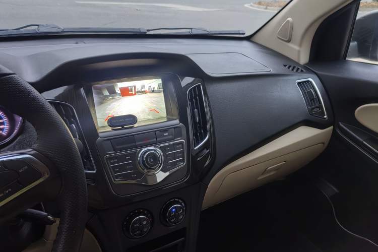 Used FAW Yingzhi G3 2016 1.5L Manual Luxury Edition Interior 1