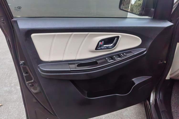 Used FAW Yingzhi G3 2016 1.5L Manual Luxury Edition Interior 2