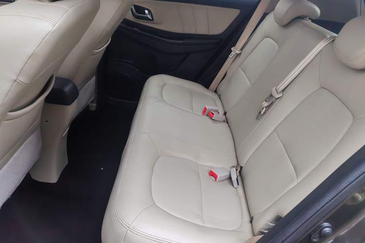 Used FAW Yingzhi G3 2016 1.5L Manual Luxury Edition Interior 3
