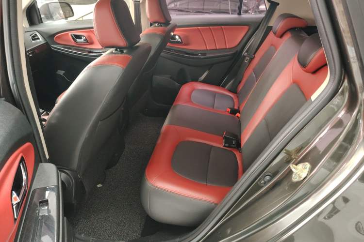 Used FAW Yingzhi G3 2016 G3S 1.5L CVT Luxury Navigation Edition Interior 4