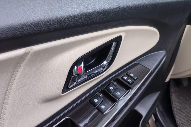 Used FAW Yingzhi G3 2016 1.5L Manual Luxury Edition Interior 4