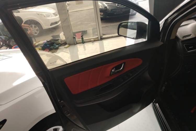 Used FAW Yingzhi G3 2016 G3S 1.5L CVT Luxury Navigation Edition Interior 7