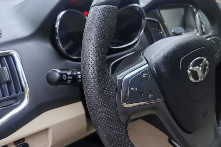 Used FAW Yingzhi G3 2016 1.5L Manual Luxury Edition Interior 7