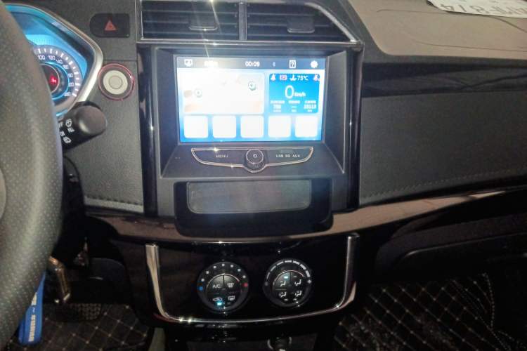 Used FAW Yingzhi G3 2016 G3S 1.5L CVT Luxury Navigation Edition Audio And AC Panel