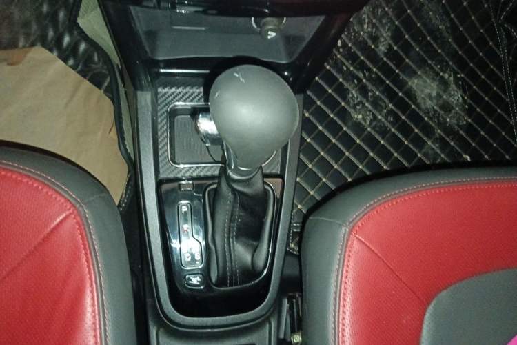 Used FAW Yingzhi G3 2016 G3S 1.5L CVT Luxury Navigation Edition Gear Lever