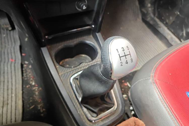 Used FAW Yingzhi G3 2016 G3S 1.5L Manual Luxury Navigation Edition Gear Lever