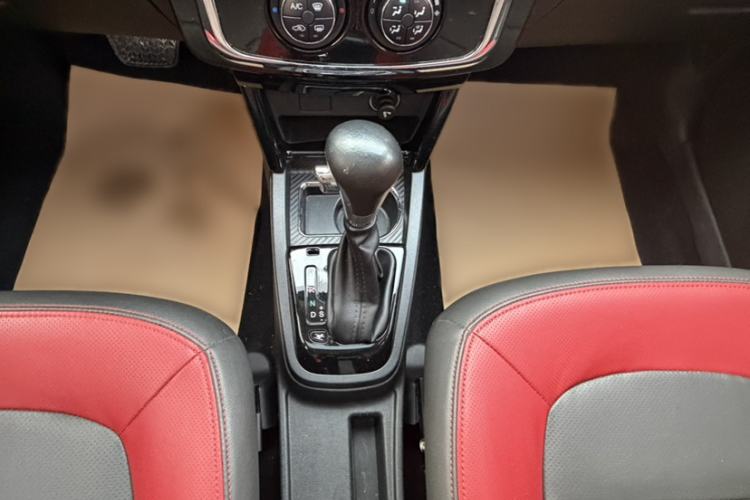 Used FAW Yingzhi G3 2016 G3S 1.5L CVT Luxury Navigation Edition Gear Lever