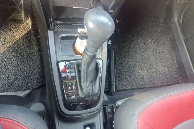 Used FAW Yingzhi G3 2016 G3S 1.5L CVT Luxury Navigation Edition Gear Lever