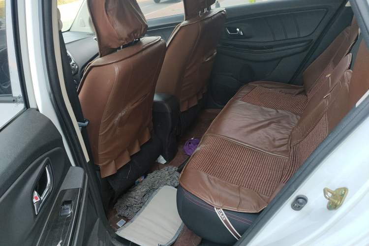 Used FAW Yingzhi G3 2016 1.5L Manual Standard Edition Interior 4