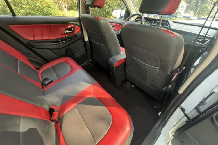 Used FAW Yingzhi G3 2016 G3S 1.5L Manual Luxury Navigation Edition Interior 4
