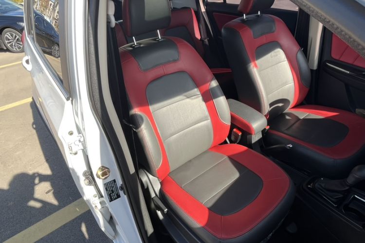 Used FAW Yingzhi G3 2016 G3S 1.5L CVT Luxury Navigation Edition Interior 9
