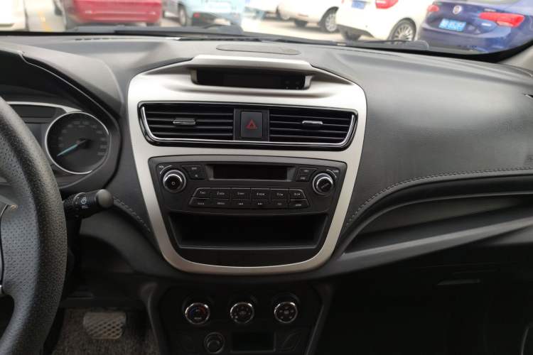 Used FAW Yingzhi G5 2016 1.5L CVT Elite Edition Interior 4