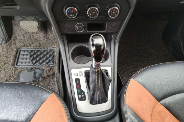 Used FAW Yingzhi G5 2016 1.5L CVT Elite Edition Interior 5