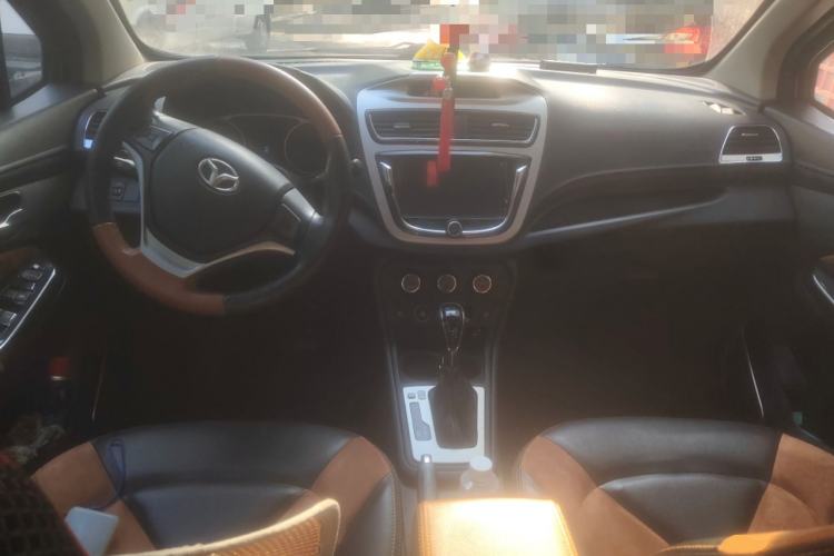 Used FAW Yingzhi G5 2016 1.5L CVT Luxury Navigation Edition Center Console