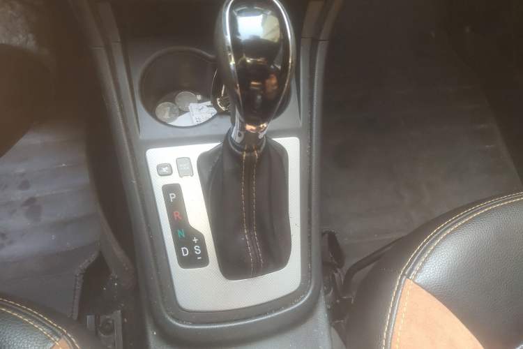 Used FAW Yingzhi G5 2016 1.5L CVT Luxury Navigation Edition Gear Lever
