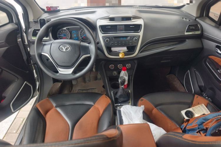 Used FAW Yingzhi G5 2016 1.5L Manual Elite Edition Center Console