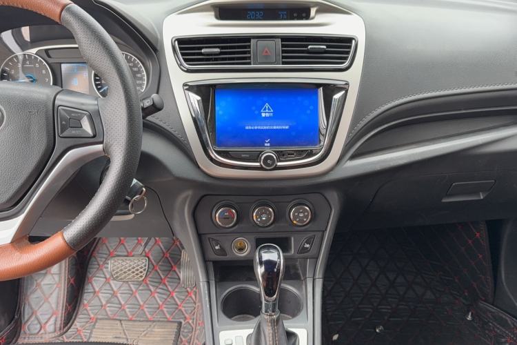 Used FAW Yingzhi G5 2016 1.5L CVT Luxury Navigation Edition Audio And AC Panel
