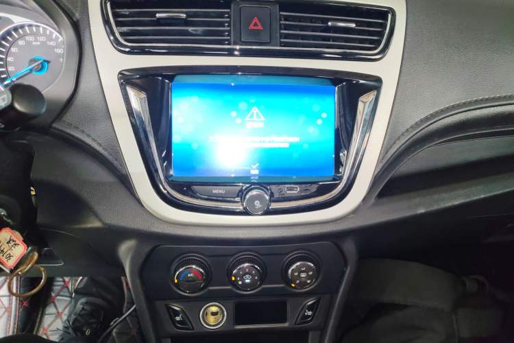 Used FAW Yingzhi G5 2016 1.5L CVT Luxury Navigation Edition Audio And AC Panel