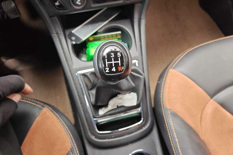 Used FAW Yingzhi G5 2016 1.5L Manual Luxury Navigation Edition Gear Lever