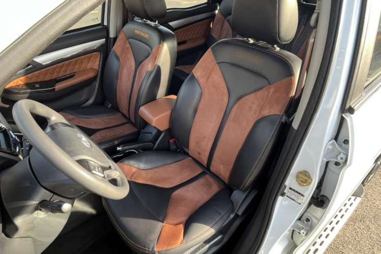 Used FAW Yingzhi G5 2016 1.5L Manual Luxury Navigation Edition Interior 5