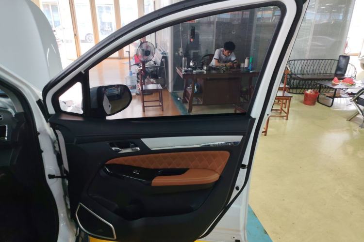 Used FAW Yingzhi G5 2016 1.5L CVT Luxury Navigation Edition Interior 5