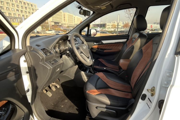 Used FAW Yingzhi G5 2016 1.5L Manual Luxury Navigation Edition Interior 6
