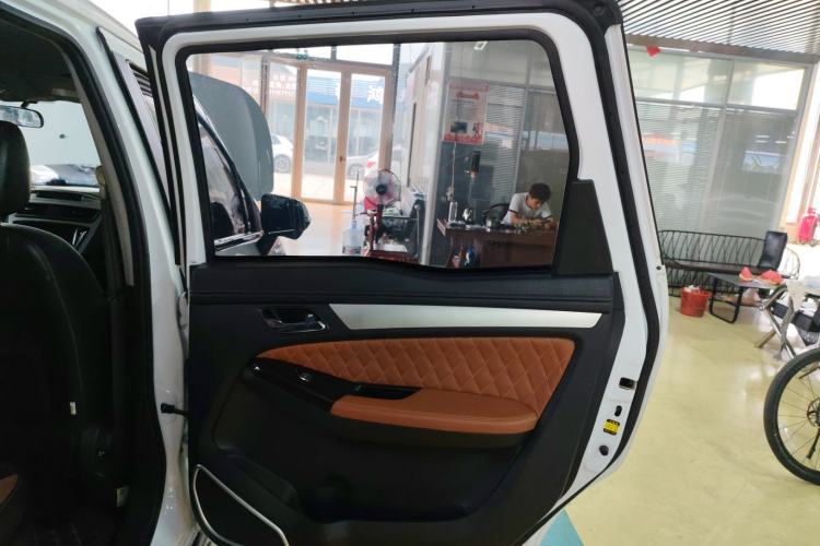 Used FAW Yingzhi G5 2016 1.5L CVT Luxury Navigation Edition Interior 6