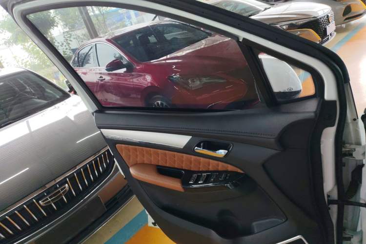 Used FAW Yingzhi G5 2016 1.5L CVT Luxury Navigation Edition Interior 7