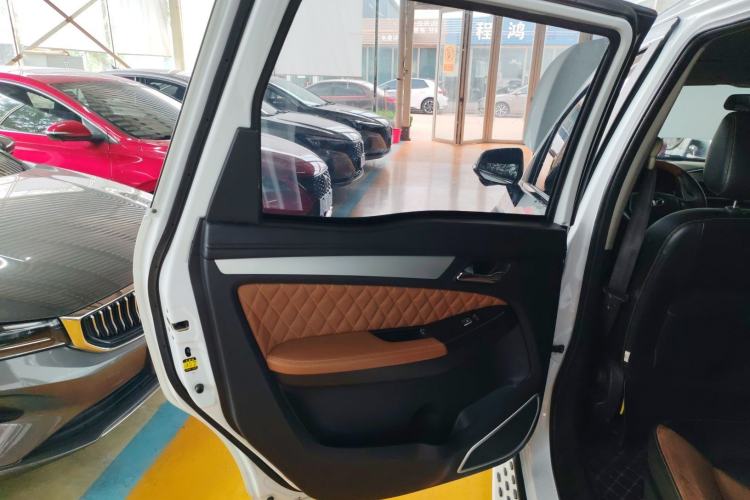 Used FAW Yingzhi G5 2016 1.5L CVT Luxury Navigation Edition Interior 8