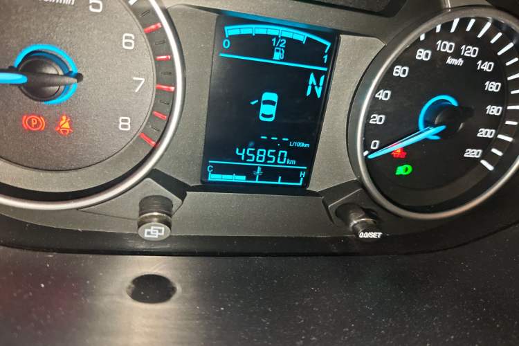 Used FAW Yingzhi G5 2016 1.5L CVT Elite Edition Odometer Close Up