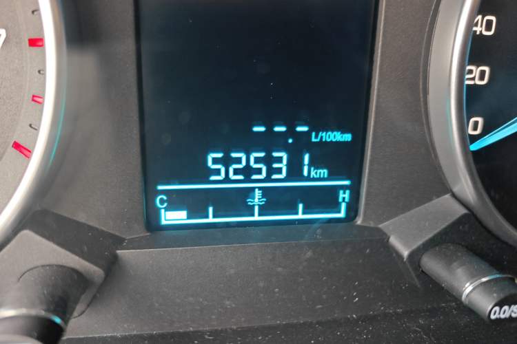 Used FAW Yingzhi G5 2016 1.5L Manual Luxury Navigation Edition Odometer Close Up