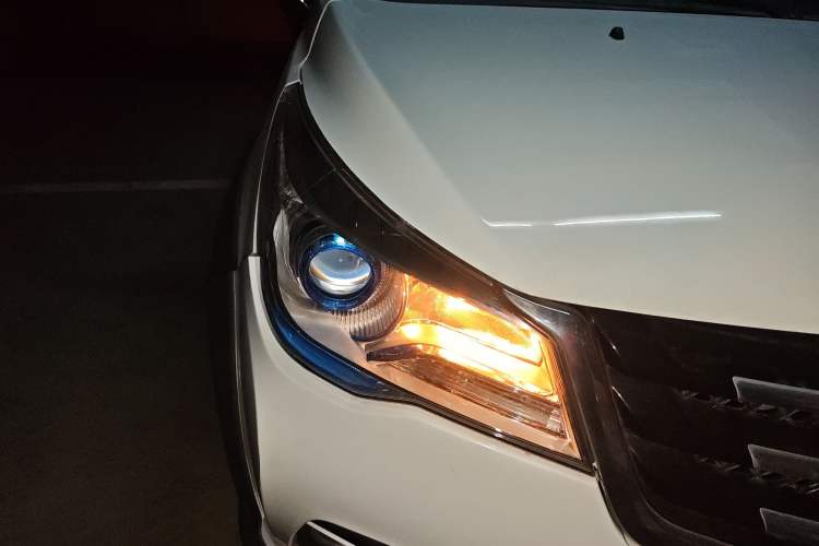 Used FAW Yingzhi G5 2016 1.5L CVT Elite Edition Right Front Headlight