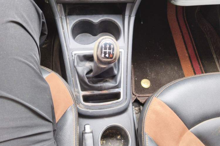 Used FAW Yingzhi G5 2017 1.5L Manual Weekend Edition Gear Lever