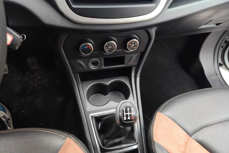 Used FAW Yingzhi G5 2017 1.5L Manual Weekend Edition Gear Lever
