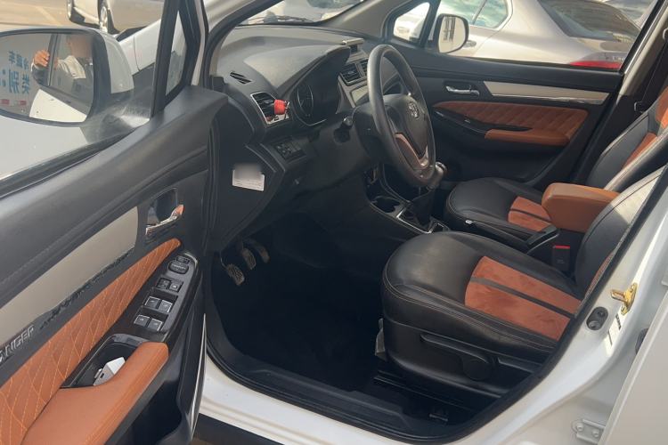 Used FAW Yingzhi G5 2018 1.5L Manual Weekend Edition Interior 2