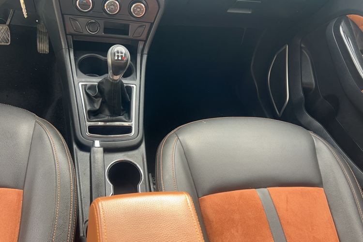 Used FAW Yingzhi G5 2018 1.5L Manual Weekend Edition Interior 6