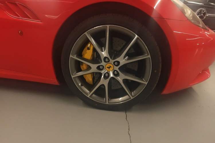 Used Ferrari California T 2012 4.3L Standard Edition Right Front Wheel Hub