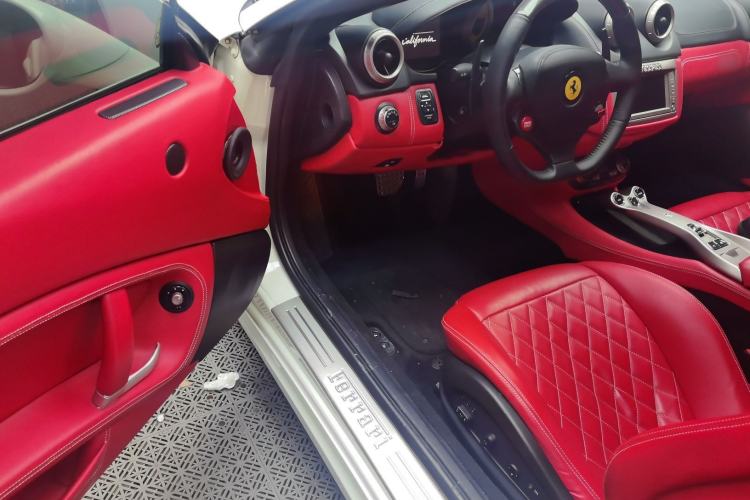 Used Ferrari California T 2012 4.3L Standard Edition Interior 3