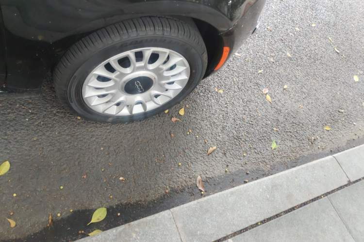 Used Fiat 500 2011 1.4L Fashion Edition Right Front Wheel Hub