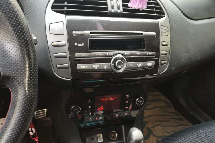 Used Fiat Bravo 2011 1.4T AMT Sport Edition Audio And AC Panel