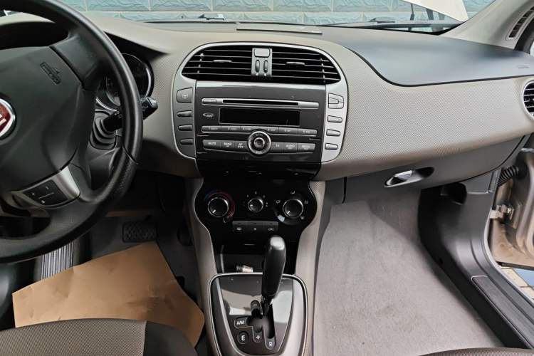 Used Fiat Bravo 2011 1.4T AMT Fashion Edition Audio And AC Panel