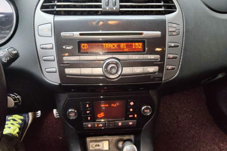 Used Fiat Bravo 2011 1.4T AMT Comfort Edition Audio And AC Panel