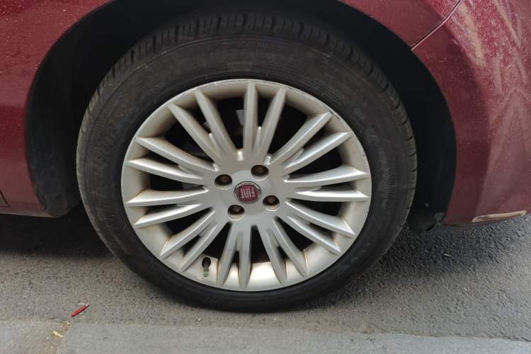 Used Fiat Bravo 2011 1.4T AMT Comfort Edition Right Front Wheel Hub