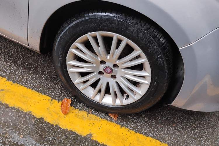 Used Fiat Bravo 2011 1.4T AMT Comfort Edition Right Front Wheel Hub