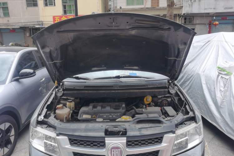 Used Fiat Freemont 2012 2.4L Comfort Edition Engine Bay