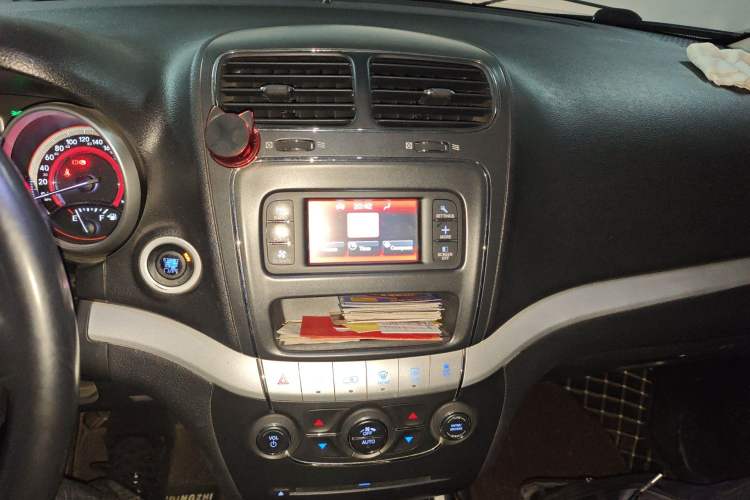 Used Fiat Freemont 2012 2.4L Luxury Edition Audio And AC Panel